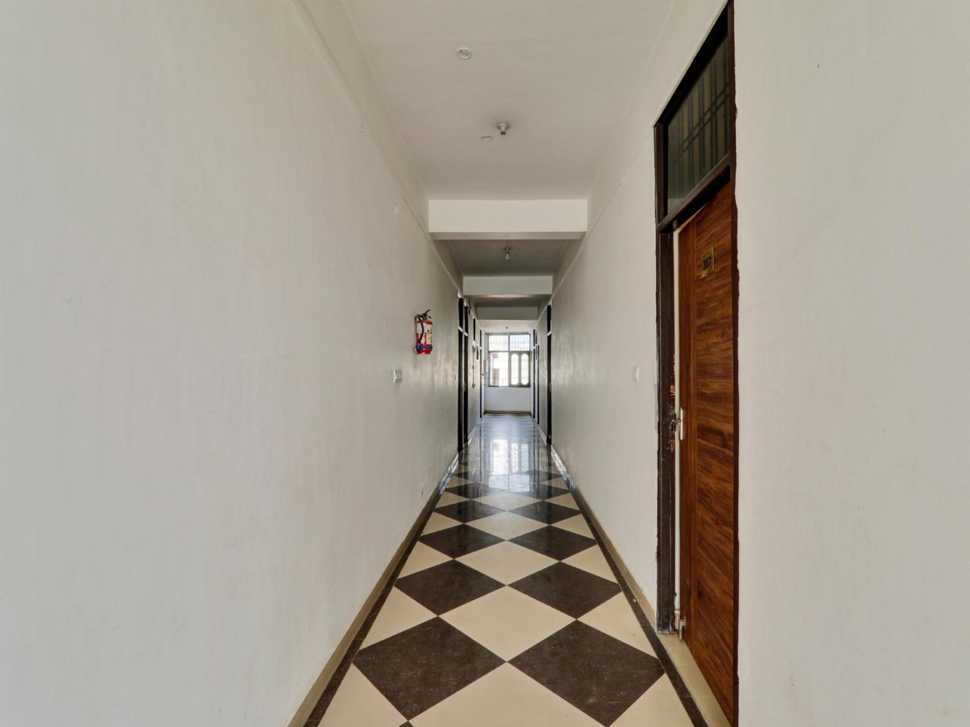 Oyo Flagship Sms Hotel 3*
